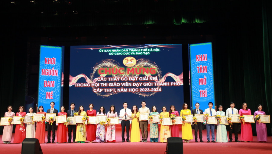 Ban tổ chức tặng giấy khen cho các giáo viên đoạt giải Nhì. Ban tổ chức tặng giấy khen cho các giáo viên đoạt giải Nhì.