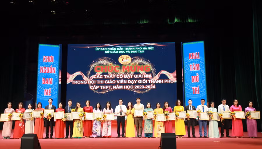 Ban tổ chức tặng giấy khen cho các giáo viên đoạt giải Nhì.