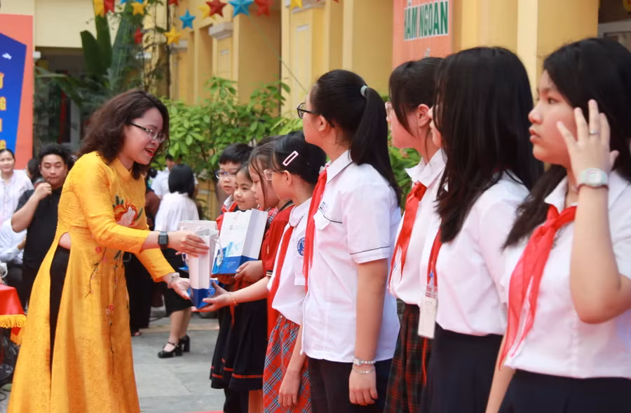 Trưởng Phòng GD&amp;ĐT quận Hoàn Kiếm Trịnh Ngọc Trâm trao giấy khen và phần thưởng cho các em học sinh đạt giải trong phần thi Nhật ký đọc sách.