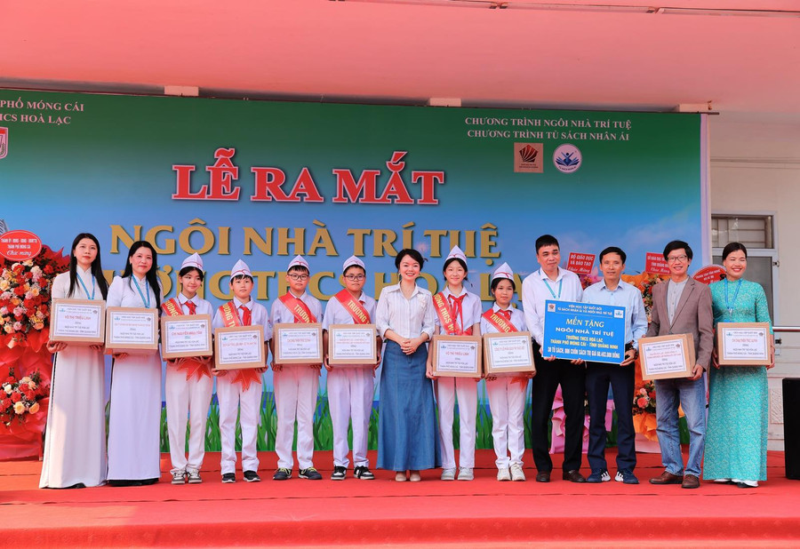 Chương trình Tủ sách Nhân ái và Ngôi nhà trí tuệ trao tặng 30 thùng sách cho Trường THCS Hoà Lạc.