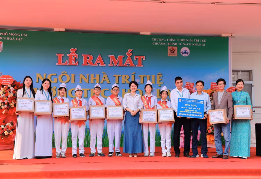 Chương trình Tủ sách Nhân ái và Ngôi nhà trí tuệ trao tặng 30 thùng sách cho Trường THCS Hoà Lạc.