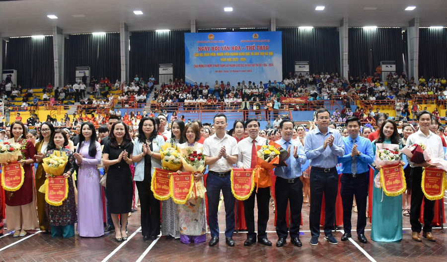 Ban tổ chức tặng cờ cho các đơn vị tham dự ngày hội. Ban tổ chức tặng cờ cho các đơn vị tham dự ngày hội.
