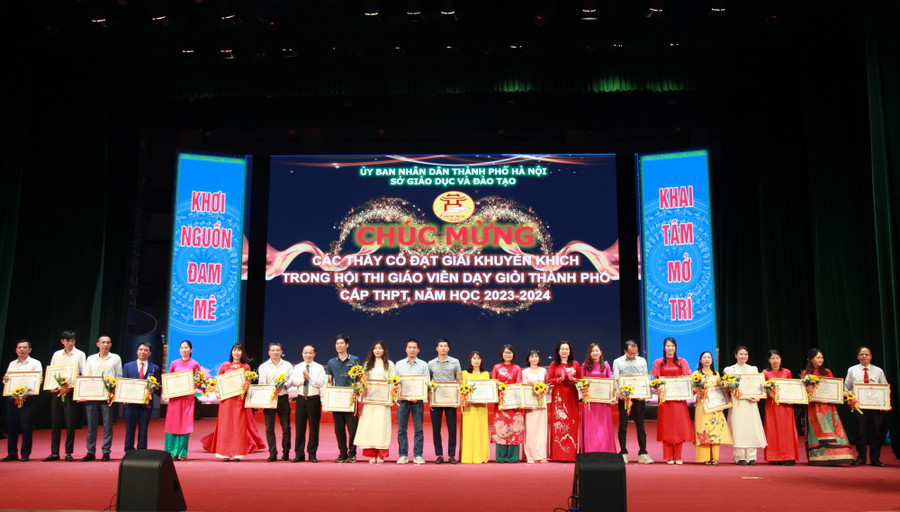 Ban tổ chức tặng giấy khen cho các giáo viên đoạt giải khuyến khích. Ban tổ chức tặng giấy khen cho các giáo viên đoạt giải khuyến khích.