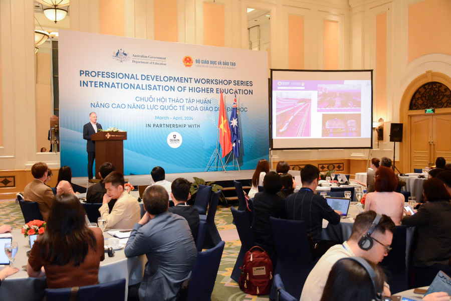 Ông John Molony - Phó Hiệu trưởng Trường Đại học Deakin chia sẻ tại buổi tập huấn.