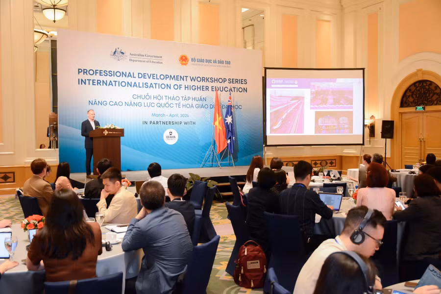 Ông John Molony - Phó Hiệu trưởng Trường Đại học Deakin chia sẻ tại buổi tập huấn.