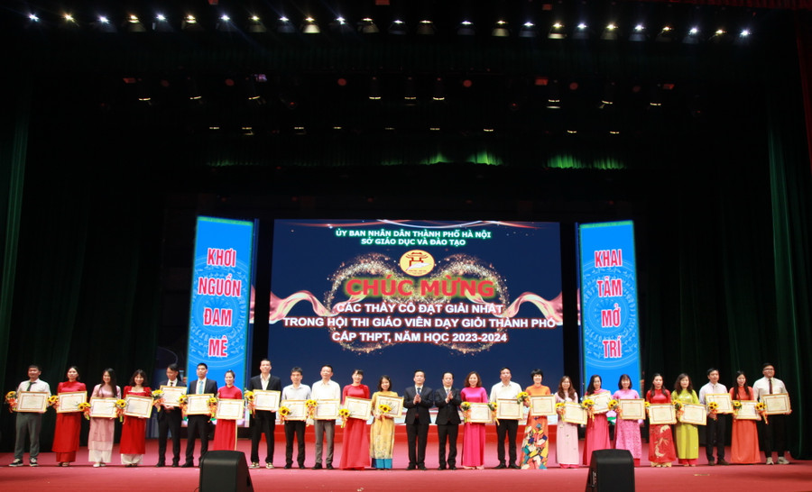 Ban tổ chức tặng giấy khen cho các giáo viên đoạt giải Nhất. Ban tổ chức tặng giấy khen cho các giáo viên đoạt giải Nhất.
