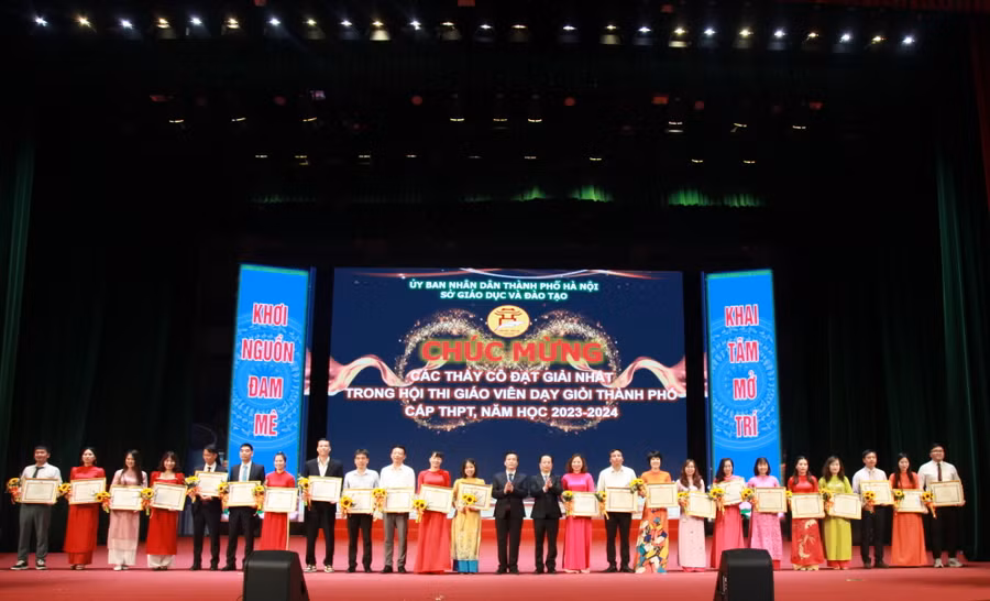 Ban tổ chức tặng giấy khen cho các giáo viên đoạt giải Nhất.