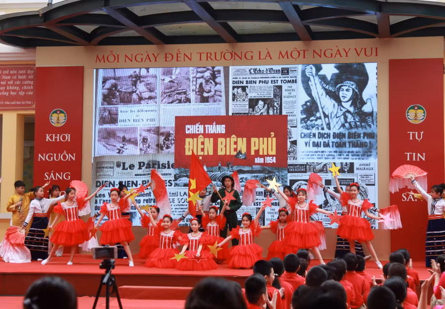 Sự kiện là hoạt động ý nghĩa của ngành GD-ĐT quận Hoàn Kiếm chào mừng kỷ niệm 70 năm Ngày Chiến thắng Điện Biên Phủ (7/5/1954-7/5/2024).