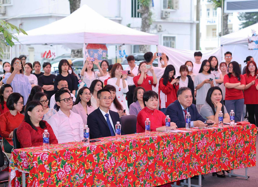 Các đại biểu dự buổi giao lưu. Các đại biểu dự buổi giao lưu.