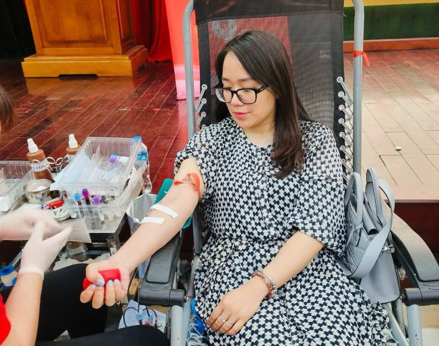 Phụ huynh học sinh tham gia hiến máu tình nguyện.