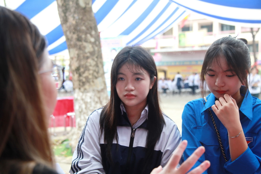 Học sinh được tư vấn về các ngành nghề phù hợp với nguyện vọng, năng lực. Học sinh được tư vấn về các ngành nghề phù hợp với nguyện vọng, năng lực.