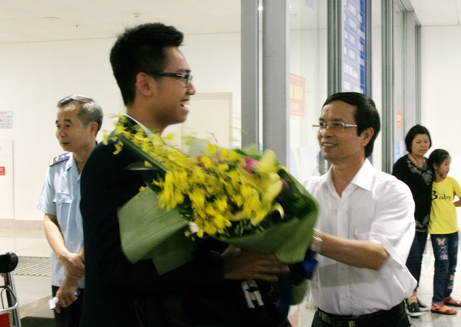 Đội tuyển Olympic Hóa học về nước trong những nụ cười rạng rỡ