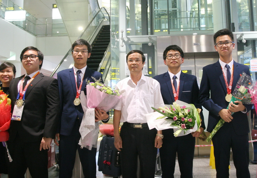 Lãnh đạo Cục quản lý chất lượng (Bộ GD&ĐT) chụp ảnh lưu niệm cùng các học sinh