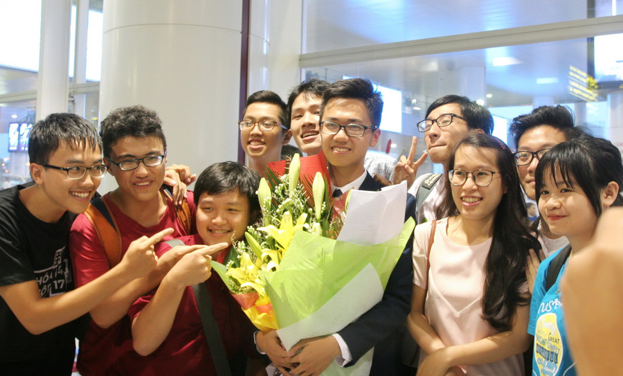 Thanh Lâm trở về trong sự chào đón của thầy cô và các bạn