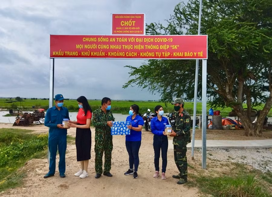 Các cán bộ giáo viên Đồng Tháp hỗ trợ lực lượng phòng chống dịch