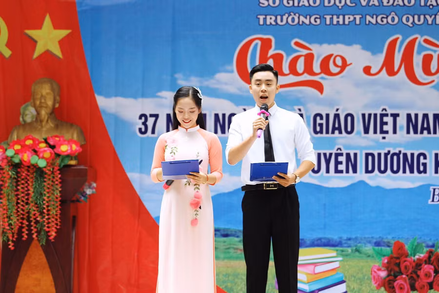 Hồng Ngọc làm MC trong một chương trình do Đoàn trường tổ chức