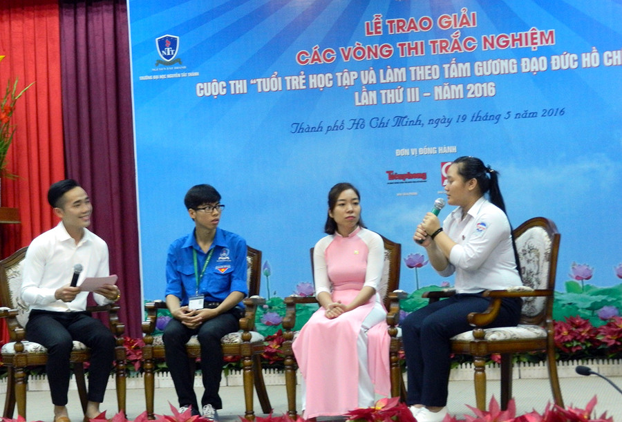 Giao lưu với các thí sinh đạt giải cao Giao lưu với các thí sinh đạt giải cao