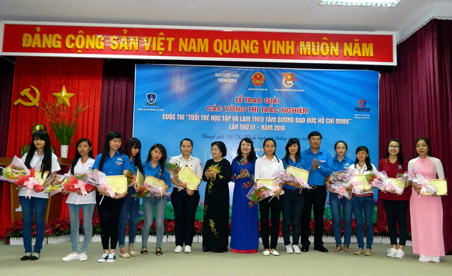 Nguyên Phó Chủ tịch nước Trương Mỹ Hoa; Thứ trưởng Bộ GD&ĐT Nguyễn Thị Nghĩa; Bí thư thứ nhất Trung ương Đoàn TNCS HCM Lê Quốc Phong trao giải thưởng cho các thí sinh đạt giải Nhất, Nhì cuộc thi