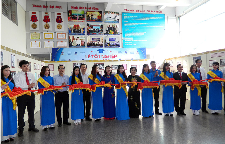 Các đại biểu tham gia cắt băng khai mạc triển lãm ảnh “Bác Hồ với thế hệ trẻ” Các đại biểu tham gia cắt băng khai mạc triển lãm ảnh “Bác Hồ với thế hệ trẻ”