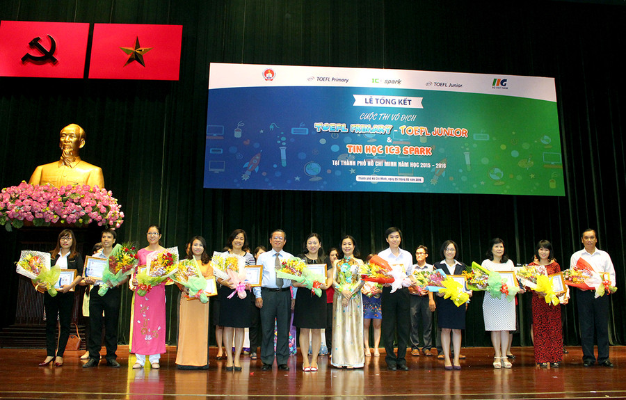 Ban tổ chức trao giải cho đaị diện các trường