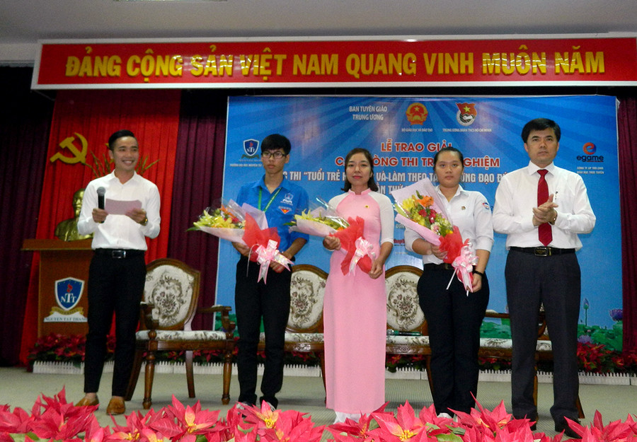 Ông Bùi Văn Linh – Phó Vụ Trưởng Vụ Công tác HSSV, tặng hoa chúc mừng các thí sinh đạt giải cao tham gia giao lưu tại buổi lễ Ông Bùi Văn Linh – Phó Vụ Trưởng Vụ Công tác HSSV, tặng hoa chúc mừng các thí sinh đạt giải cao tham gia giao lưu tại buổi lễ