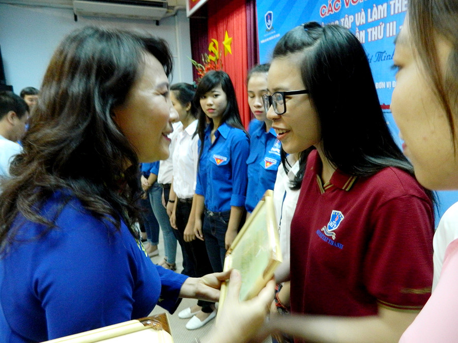 Thứ trưởng Bộ GD&ĐT Nguyễn Thị Nghĩa trao giấy khen và phần thưởng cho thí sinh đạt giải Thứ trưởng Bộ GD&ĐT Nguyễn Thị Nghĩa trao giấy khen và phần thưởng cho thí sinh đạt giải