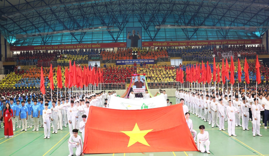 Nghi thức chào cờ tại lễ khai mạc.