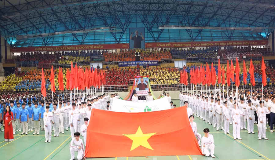 Nghi thức chào cờ tại lễ khai mạc.