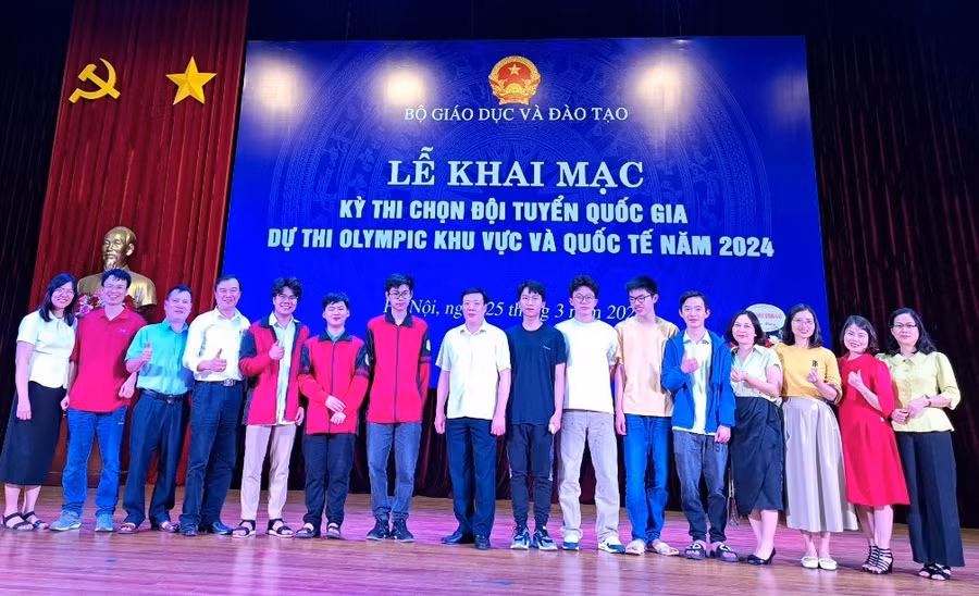 Thầy cô giáo Trường THPT Chuyên Bắc Giang chụp ảnh với học sinh nhà trường dự lễ khai mạc kỳ thi chọn đội tuyển quốc gia dự thi Olympic khu vực và quốc tế (ảnh tư liệu).