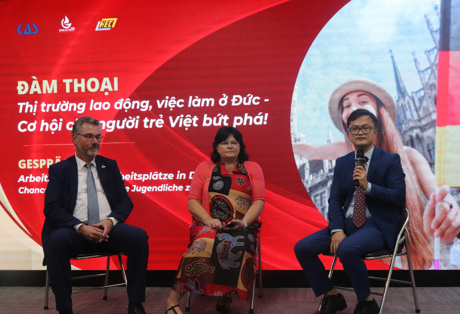 Ông Thomas Schwab - Giám đốc Trường đào tạo nghề Koenigbruecker KAS và bà Madlen Baer - Chủ tịch Viện Đào tạo nghề HEC và ông Lê Ngọc Sơn - Chủ tịch HĐQT German Greatway Group giải đáp thắc mắc về cơ hội việc làm cho học viên. Ông Thomas Schwab - Giám đốc Trường đào tạo nghề Koenigbruecker KAS và bà Madlen Baer - Chủ tịch Viện Đào tạo nghề HEC và ông Lê Ngọc Sơn - Chủ tịch HĐQT German Greatway Group giải đáp thắc mắc về cơ hội việc làm cho học viên.