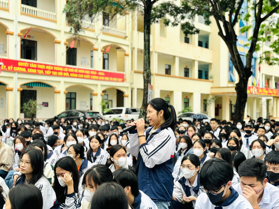 Học sinh Trường THPT Hiệp Hòa số 1 giao lưu, đặt câu hỏi cho các diễn giả. Học sinh Trường THPT Hiệp Hòa số 1 giao lưu, đặt câu hỏi cho các diễn giả.