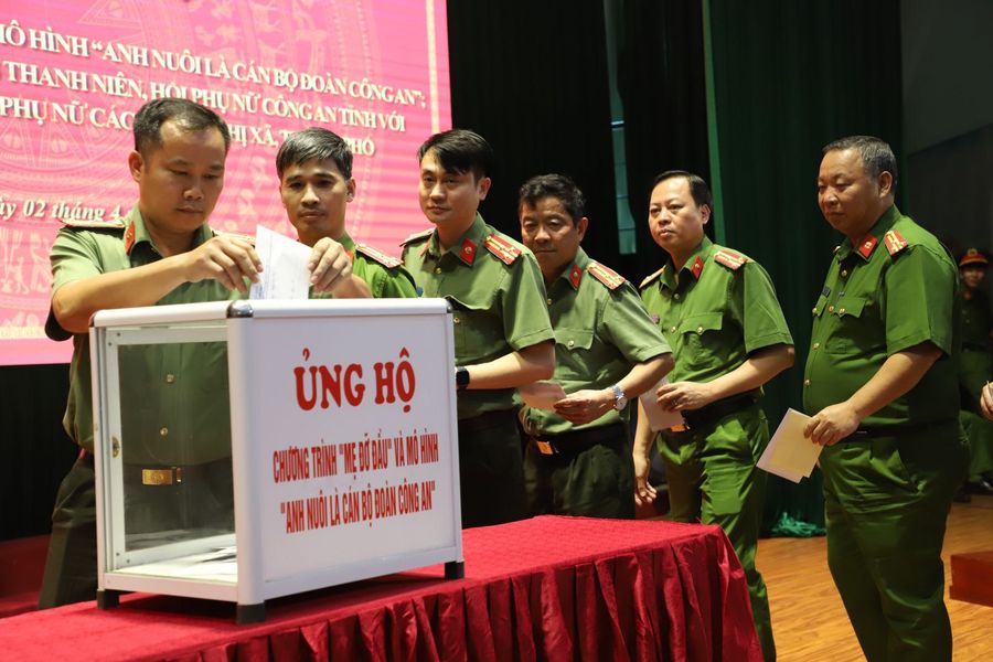 Công an tỉnh Bắc Giang ủng hộ chương trình “Mẹ đỡ đầu” và Mô hình “Anh nuôi là cán bộ đoàn Công an”.