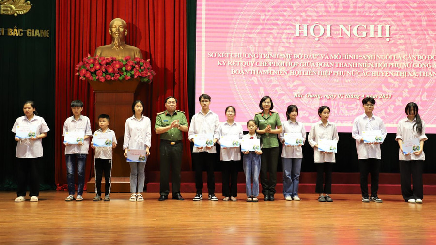 Đại tá Trần Thế Cường – Phó Giám đốc Công an tỉnh Bắc Giang, Thượng tá Nguyễn Thị Quế, Phó trưởng Ban phụ nữ CAND tỉnh Bắc Giang trao học bổng cho các em học sinh. Đại tá Trần Thế Cường – Phó Giám đốc Công an tỉnh Bắc Giang, Thượng tá Nguyễn Thị Quế, Phó trưởng Ban phụ nữ CAND tỉnh Bắc Giang trao học bổng cho các em học sinh.