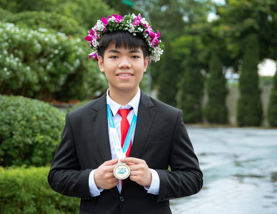 Nguyễn Hữu Tiến Hưng lớp 12, Trường THPT Chuyên Bắc Ninh. Nguyễn Hữu Tiến Hưng lớp 12, Trường THPT Chuyên Bắc Ninh.