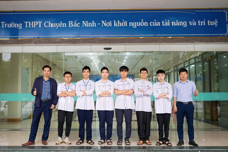 6 học sinh (mặc đồng phục), Trường THPT Chuyên Bắc Ninh đạt thành tích cao tại kỳ thi.