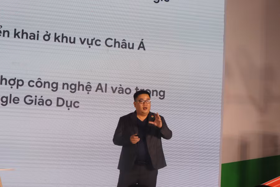 Chuyên gia công nghệ giáo dục chia sẻ tại hội thảo.