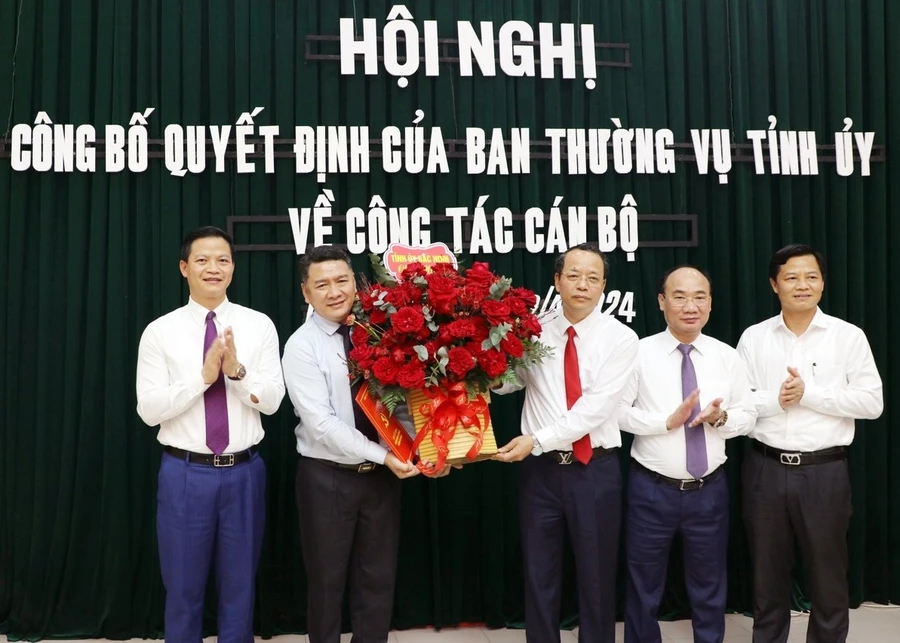 Ông Quốc Chung (thứ 3 từ phải qua) cùng các lãnh đạo tỉnh Bắc Ninh tặng hoa chúc mừng tân Bí thư Huyện ủy Lương Tài Đỗ Đình Hữu.