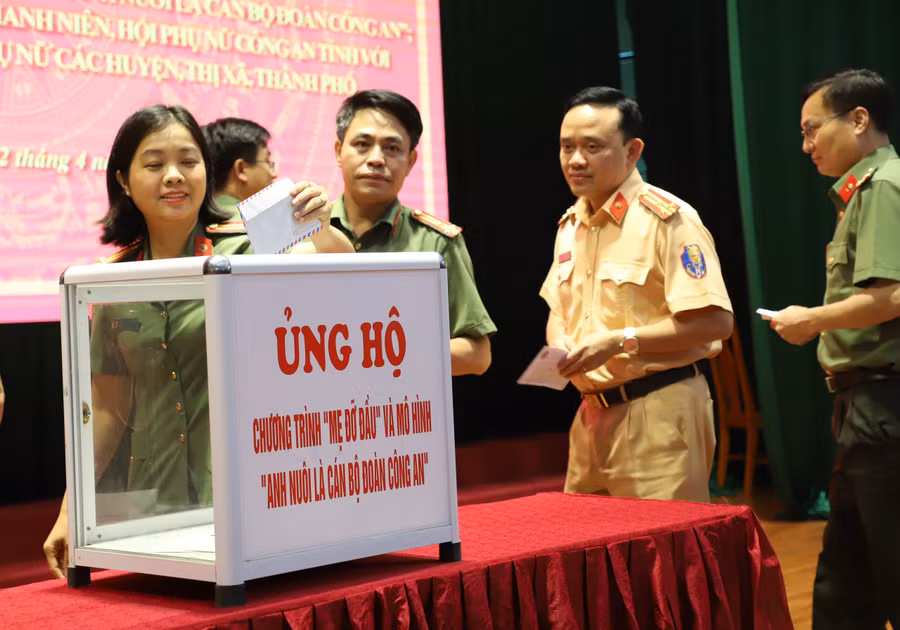 Công an tỉnh Bắc Giang ủng hộ chương trình “Mẹ đỡ đầu” và Mô hình “Anh nuôi là cán bộ đoàn Công an”.