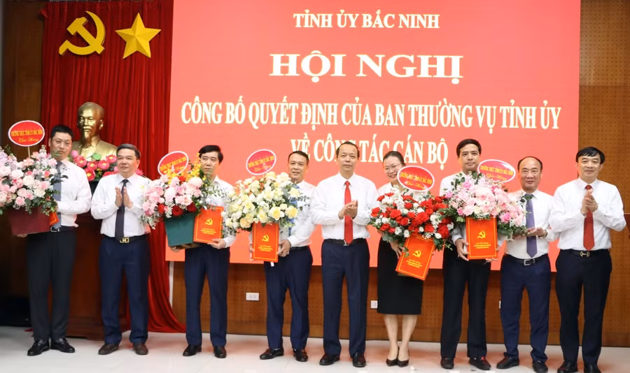 Phó Bí thư Thường trực Tỉnh ủy Bắc Ninh - Nguyễn Quốc Chung cùng các lãnh đạo tỉnh Bắc Ninh trao Quyết định và tặng hoa chúc mừng các cán bộ được điều động, phân công nhận nhiệm vụ mới.