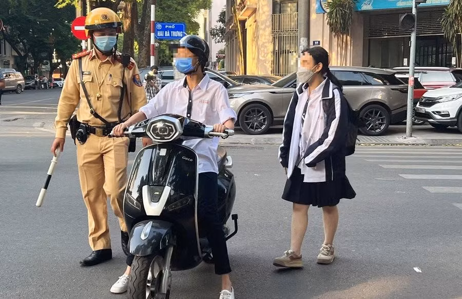 CSGT xử lý trường hợp học sinh vi phạm trật tự ATGT.