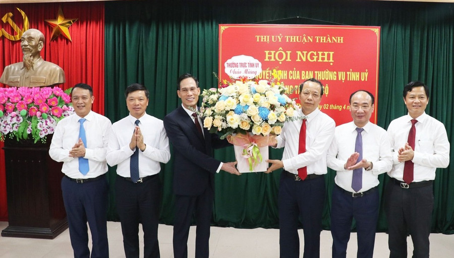 Phó Bí thư Thường trực Tỉnh ủy Nguyễn Quốc Chung (thứ 3 từ phải qua) cùng lãnh đạo tỉnh Bắc Ninh tặng hoa chúc mừng tân Bí thư Thị ủy Thuận Thành Trần Ngọc Thực.