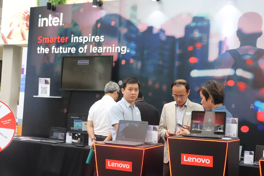 Gian hàng tại Hội thảo "Chuyển đổi số giáo dục với dữ liệu và AI: Giải pháp từ Google For Education". Gian hàng tại Hội thảo "Chuyển đổi số giáo dục với dữ liệu và AI: Giải pháp từ Google For Education".