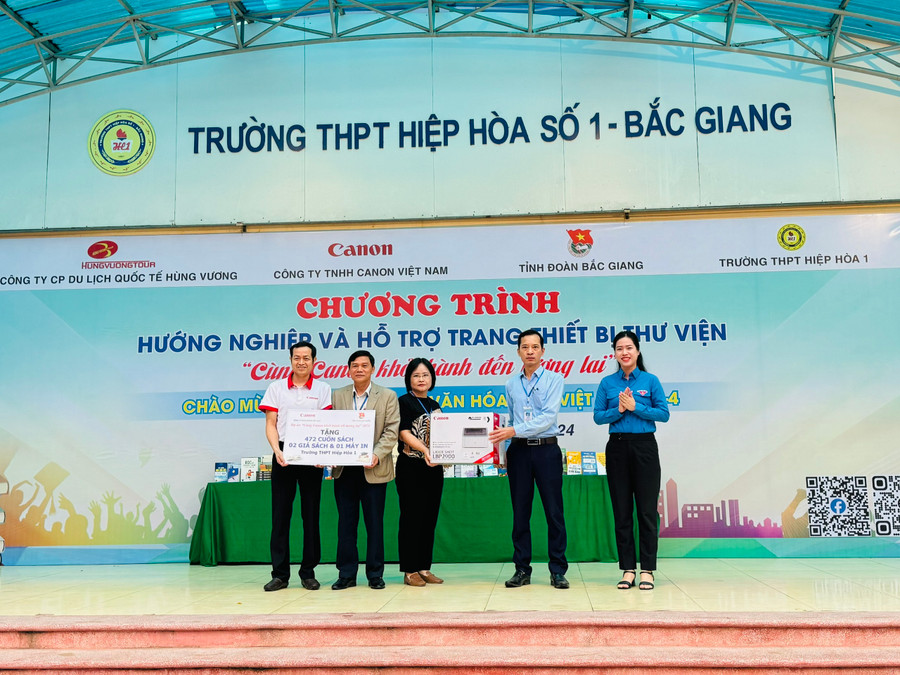 Ban tổ chức chương trình tặng sách và đồ dùng học tập cho thầy trò Trường THPT Hiệp Hòa số 1. Ban tổ chức chương trình tặng sách và đồ dùng học tập cho thầy trò Trường THPT Hiệp Hòa số 1.