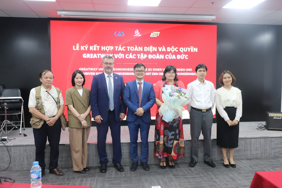 Lãnh đạo Công ty Cổ phần Mạng lưới Chuyên gia Đức German Greatway Group (GREATWAY) chụp ảnh cùng hai đối tác đến từ CHLB Đức. Lãnh đạo Công ty Cổ phần Mạng lưới Chuyên gia Đức German Greatway Group (GREATWAY) chụp ảnh cùng hai đối tác đến từ CHLB Đức.