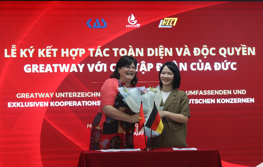 Bà Lê Thị Diệu Linh (bên phải) - Tổng giám đốc German Greatway Group và bà Madlen Baer - Chủ tịch Viện đào tạo HEC. Bà Lê Thị Diệu Linh (bên phải) - Tổng giám đốc German Greatway Group và bà Madlen Baer - Chủ tịch Viện đào tạo HEC.