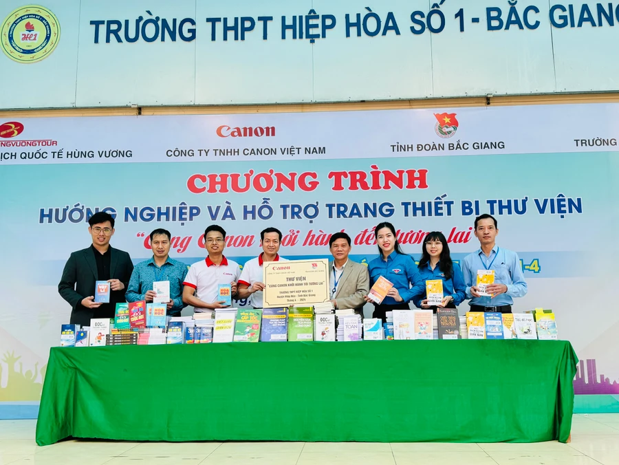 Đại biểu trao tặng Dự án "Cùng canon khởi hành tới tương lai".