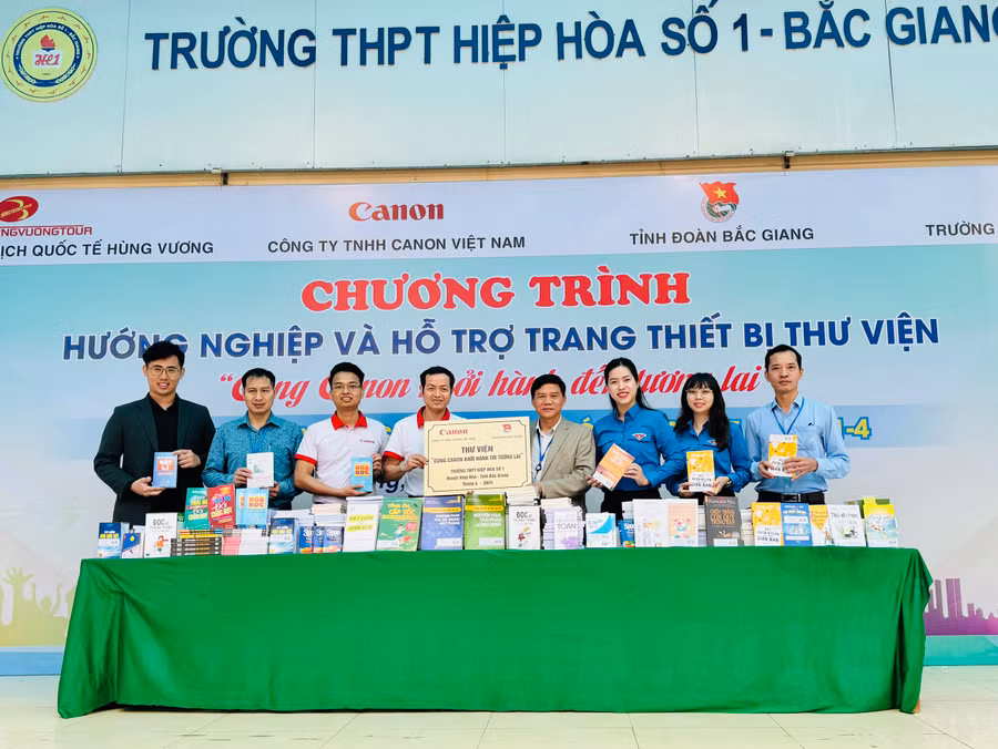 Đại biểu trao tặng Dự án "Cùng canon khởi hành tới tương lai".