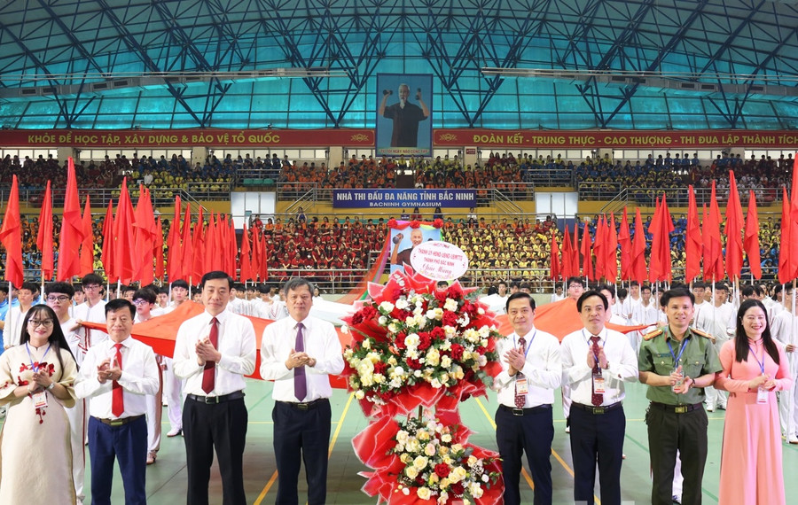Bí thư Thành ủy Bắc Ninh Tạ Đăng Đoan (thứ 4 từ trái qua) và lãnh đạo thành phố Bắc Ninh tặng hoa chúc mừng.