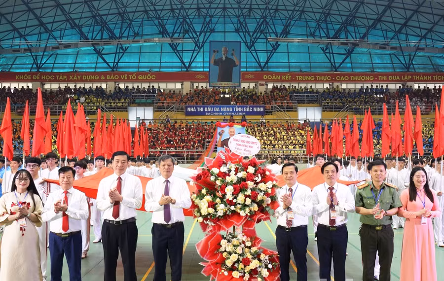 Bí thư Thành ủy Bắc Ninh Tạ Đăng Đoan (thứ 4 từ trái qua) và lãnh đạo thành phố Bắc Ninh tặng hoa chúc mừng.