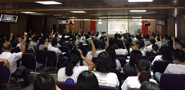 Trong buổi gặp gỡ CB- GV-NV Trường ĐH Hoa Sen diễn ra ngày 9/9/2016, đông đảo mọi người có mặt tại hội trường đều giơ tay biểu quyết thể hiện cam kết giữ vững giá trị Hoa Sen KVLN